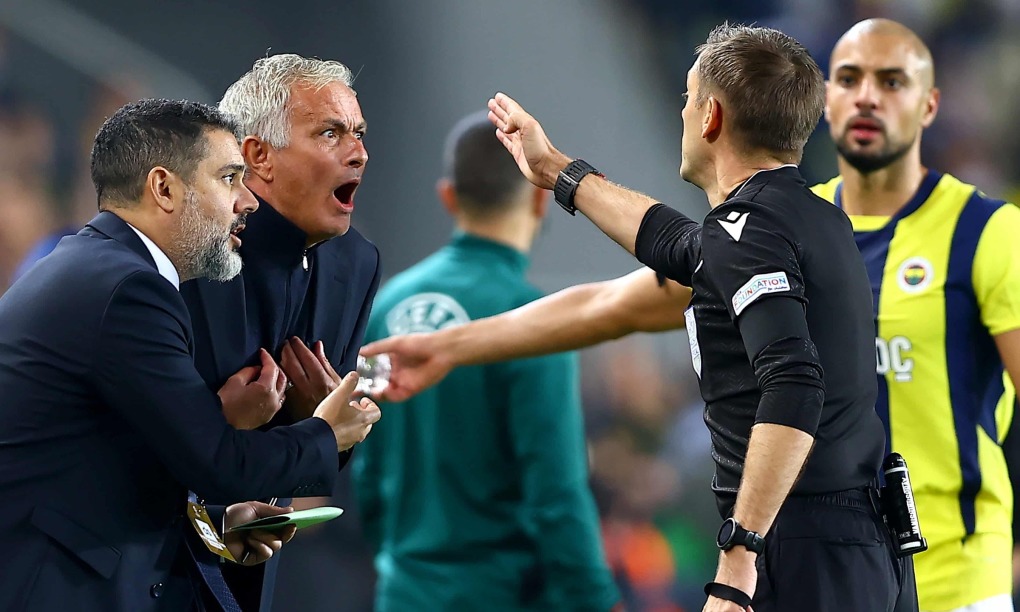  HLV Mourinho nhận thẻ đỏ vì đòi phạt đền trước Man Utd