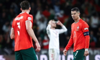 Ronaldo ghi bàn và hỏng phạt đền trong chiến thắng của Bồ Đào Nha