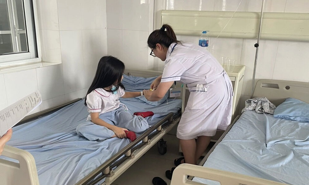 Quảng Ninh: Hơn 30 học sinh nhập viện sau bữa ăn bán trú
