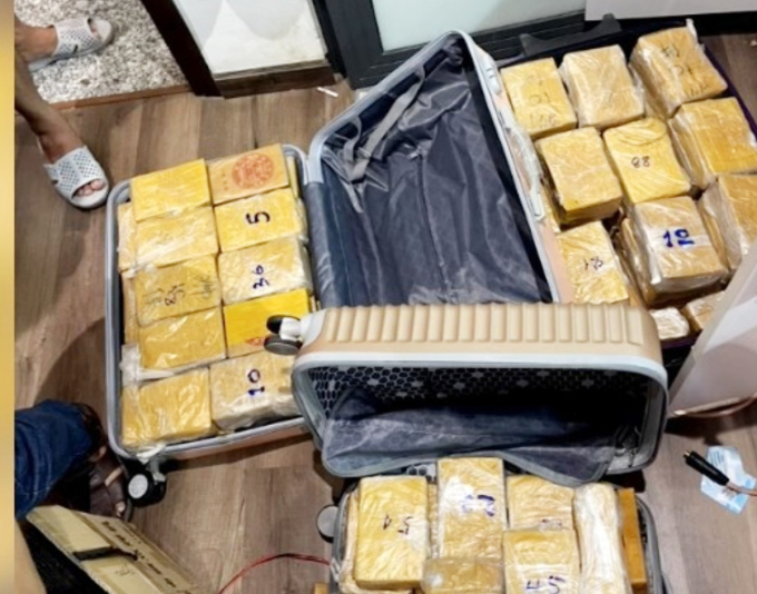 Hai người nước ngoài bị bắt ở Sài Gòn cùng 184 bánh heroin