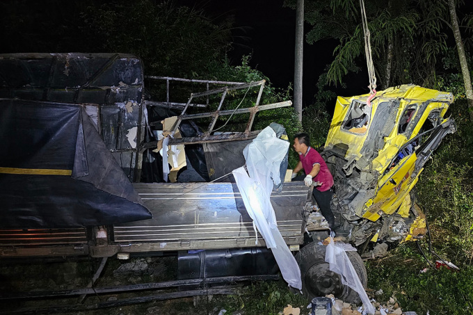 Ô tô tải bị lật trên đèo Lò Xo, hai người chết