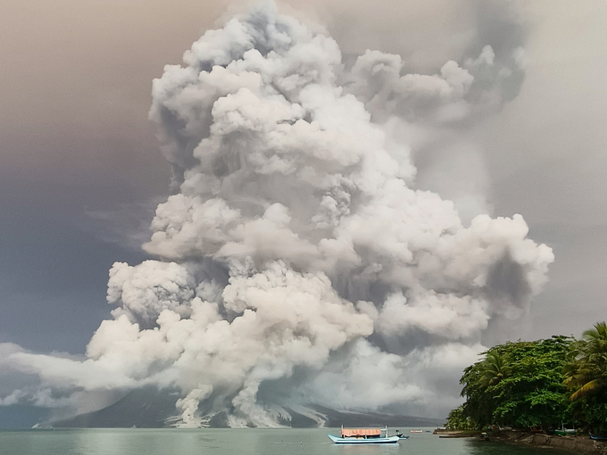 Núi lửa phun trào, Indonesia đóng cửa sân bay quốc tế