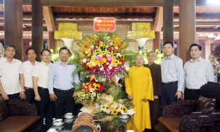 Phó Chủ tịch UBND tỉnh Bắc Giang Phan Thế Tuấn chúc mừng Đại lễ Phật đản tại chùa Hàm Long