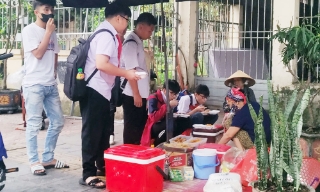 Nguy cơ mất an toàn vệ sinh thực phẩm tại hàng quán cổng trường