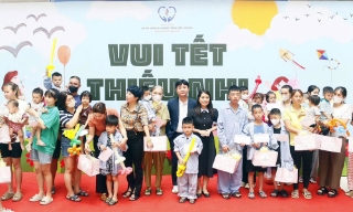 Bắc Giang: Tặng hơn 400 suất quà cho bệnh nhi có hoàn cảnh khó khăn