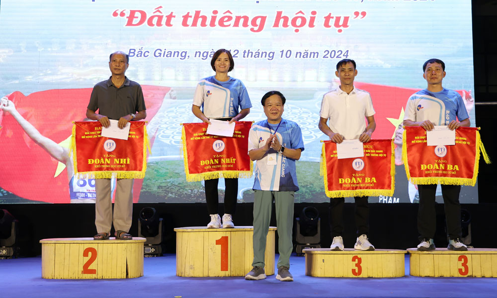  Giải chạy Báo Bắc Giang mở rộng năm 2024: Trao 4 giải Nhất cho các đội hình chạy tập thể 