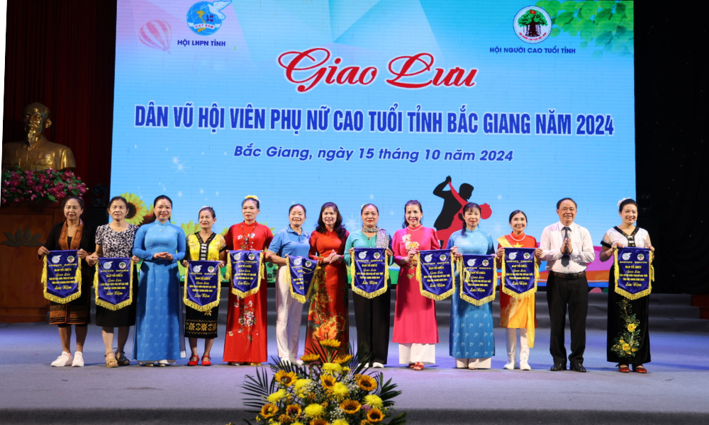  Hội viên phụ nữ cao tuổi tỉnh Bắc Giang: Sôi nổi giao lưu dân vũ