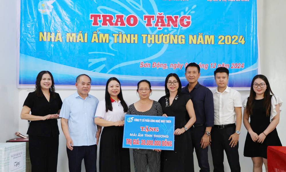  Hội LHPN tỉnh Bắc Giang bàn giao nhà "Mái ấm tình thương" cho hội viên nghèo