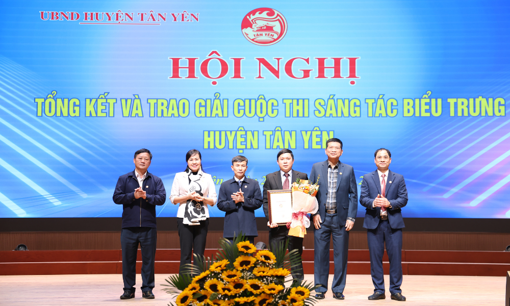  Tân Yên: Khen thưởng 43 cá nhân, tập thể trong phong trào "Toàn dân đoàn kết xây dựng đời sống văn hóa" và công tác gia đình 