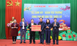 Phó Bí thư Thường trực Tỉnh ủy Nguyễn Thị Hương tặng quà Tết cho phụ nữ dân tộc huyện Lục Ngạn