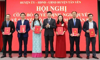 Tân Yên: Công bố các quyết định, nghị quyết về sắp xếp tổ chức bộ máy, cán bộ