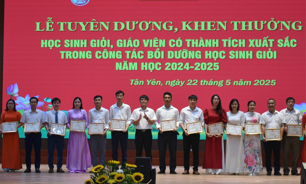  Tân Yên: Tuyên dương học sinh giỏi và giáo viên có thành tích xuất sắc trong công tác bồi dưỡng học sinh giỏi 