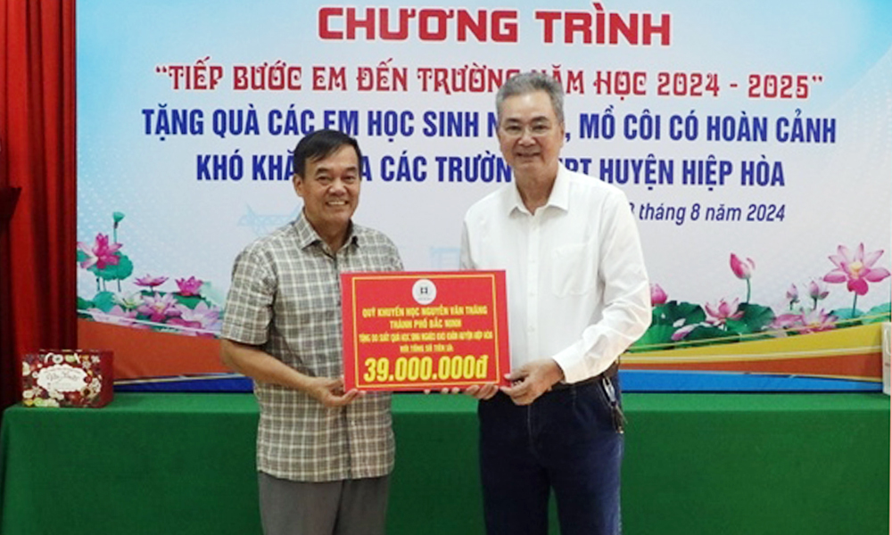 Quỹ Khuyến học Nguyễn Văn Thăng trao 130 suất quà cho học sinh huyện Hiệp Hòa