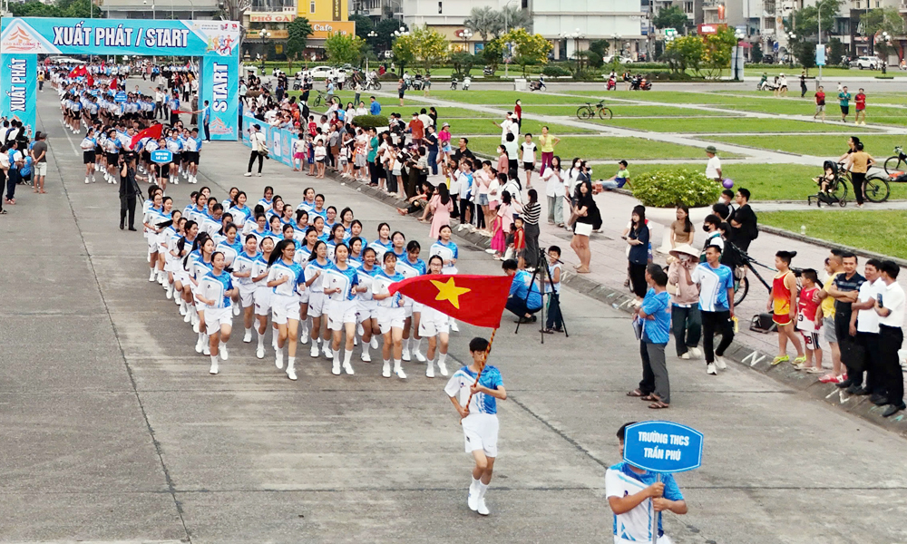  Một số hình ảnh thi chạy tập thể tại Giải chạy Báo Bắc Giang mở rộng lần thứ 41