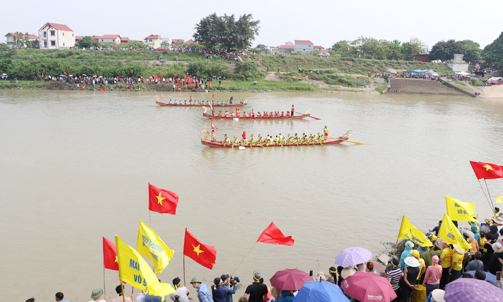 Sôi nổi lễ hội bơi chải truyền thống làng Tiếu Mai