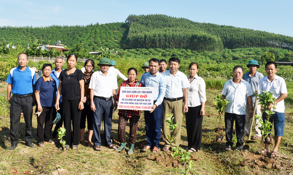 Tân Yên: Trao vườn cây tình nghĩa cho hội viên nông dân hoàn cảnh khó khăn