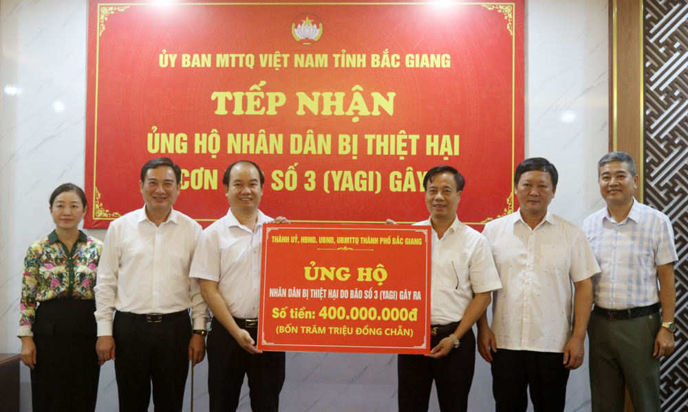 TP Bắc Giang: Trao 400 triệu đồng ủng hộ người dân bị thiệt hại do bão số 3