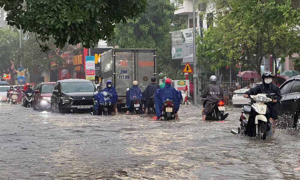  Mưa lớn, nhiều tuyến đường ở thành phố Bắc Giang ngập sâu trong nước