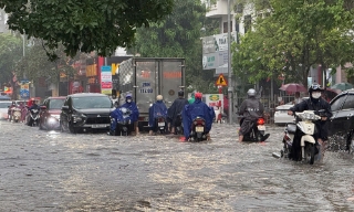 Mưa lớn, nhiều tuyến đường ở thành phố Bắc Giang ngập sâu trong nước
