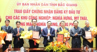 Bắc Giang: Trao Giấy chứng nhận đăng ký đầu tư cho 4 chủ đầu tư các khu công nghiệp