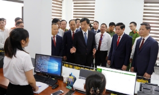 Chủ nhiệm Ủy ban Kiểm tra Trung ương Nguyễn Duy Ngọc thăm, động viên cán bộ, công chức, viên chức phường Bắc Giang