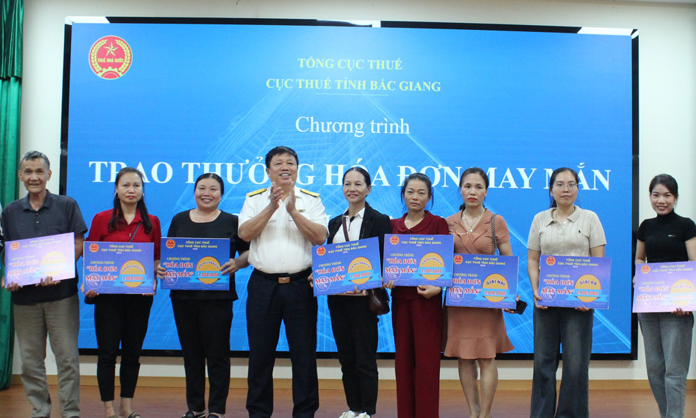  Trao thưởng cho các khách hàng tham gia Chương trình “Hóa đơn may mắn” quý III/2024