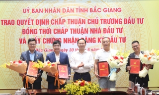Trao 4 quyết định chấp thuận chủ trương đầu tư và giấy chứng nhận đầu tư