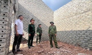 Cán bộ, chiến sĩ Trường bắn Quốc gia khu vực 1 hỗ trợ xây nhà cho hộ có hoàn cảnh khó khăn