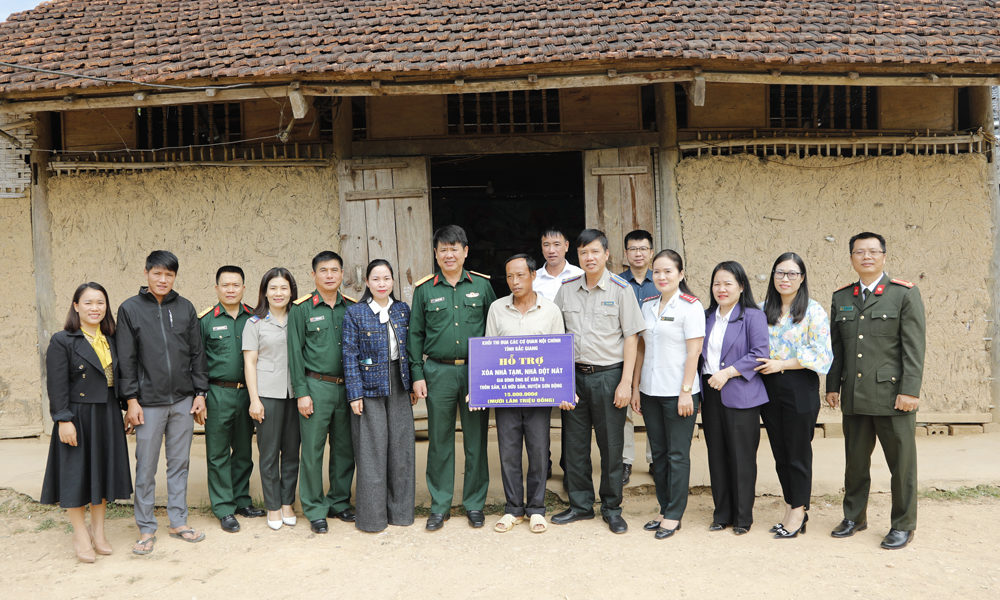  Bắc Giang: Khối thi đua các cơ quan nội chính trao hỗ trợ xóa nhà tạm, nhà dột nát