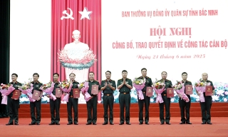 Ban Thường vụ Đảng ủy Quân sự tỉnh Bắc Ninh (mới) trao quyết định về công tác cán bộ