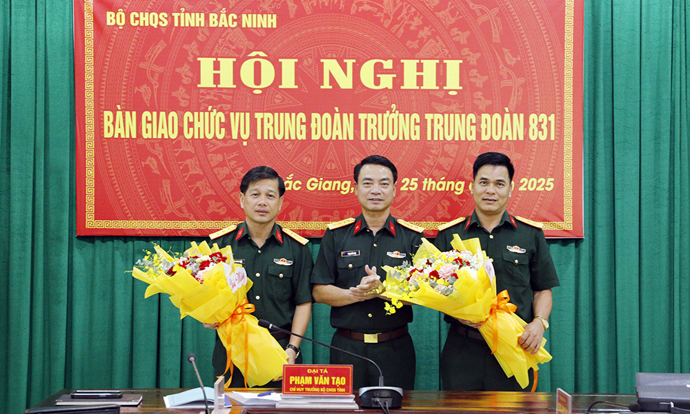  Bàn giao chức vụ Trung đoàn trưởng Trung đoàn 831