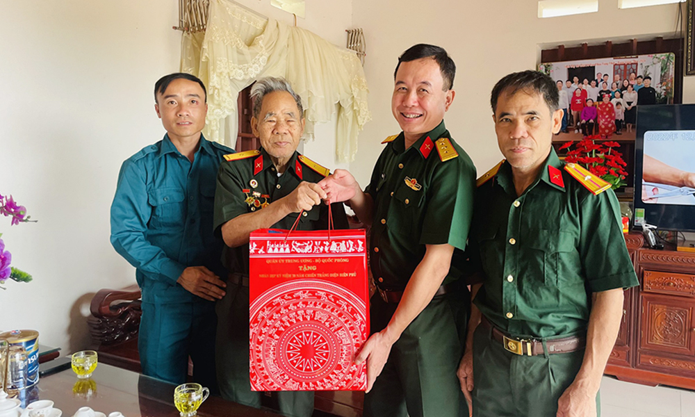 Bộ CHQS tỉnh Bắc Giang trao 38 suất quà cho cựu chiến binh tham gia Chiến dịch Điện Biên Phủ