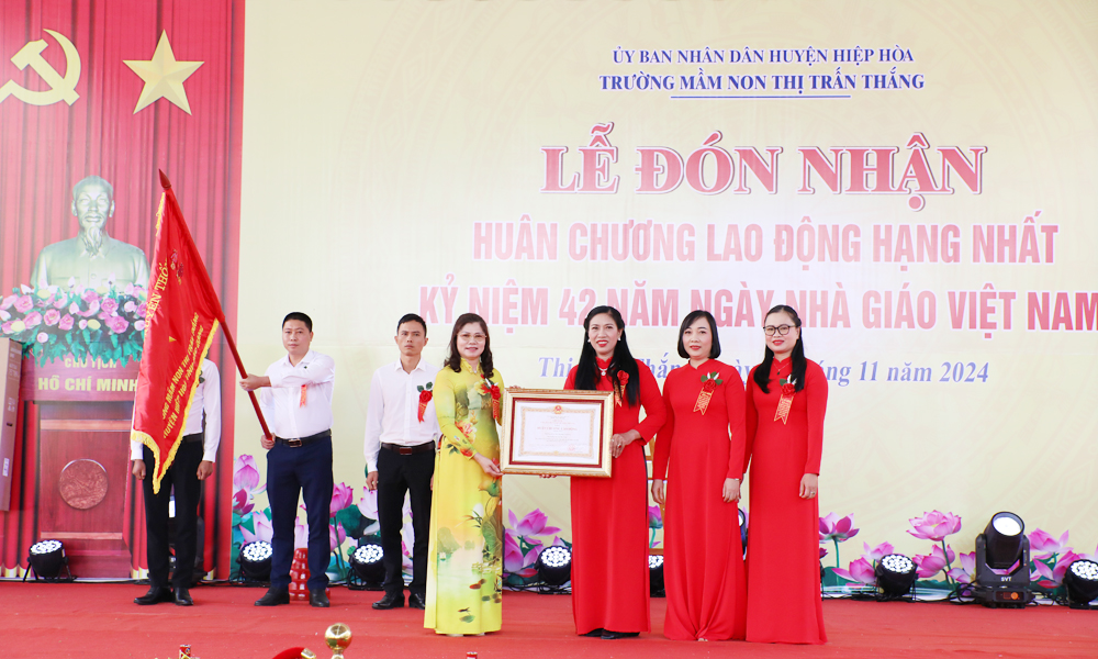   Phó Chủ tịch Thường trực HĐND tỉnh Lâm Thị Hương Thành dự lễ kỷ niệm Ngày Nhà giáo Việt Nam 20/11 tại Hiệp Hòa 