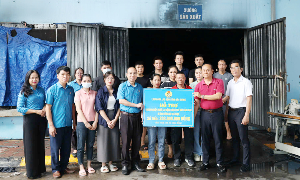 Bắc Giang: Trao quà cho doanh nghiệp và công nhân sau vụ hỏa hoạn