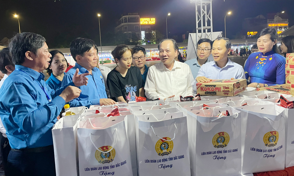 Bắc Giang: Phát động Tháng Công nhân; khai mạc gian hàng dành cho người lao động