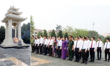  Các đồng chí lãnh đạo tỉnh Bắc Giang dâng hương tưởng niệm các Anh hùng liệt sĩ
