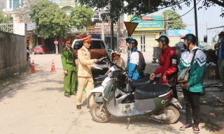 Những ngày đầu thực hiện Luật Trật tự, an toàn giao thông đường bộ: Chú trọng tuyên truyền, xử nghiêm vi phạm