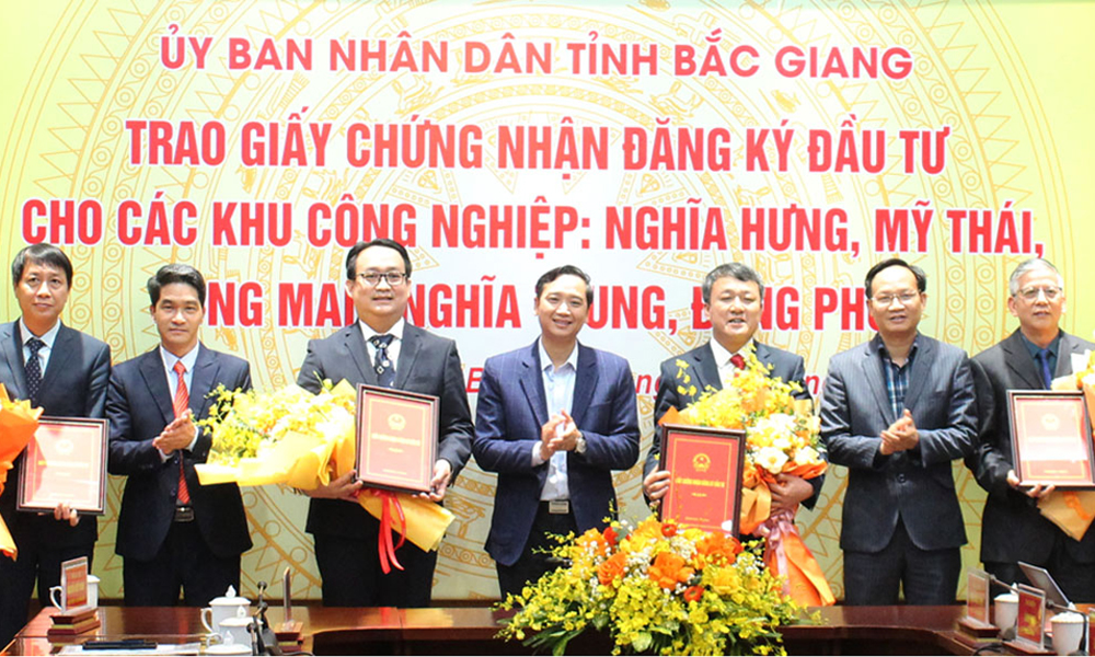  Bắc Giang: Trao Giấy chứng nhận đăng ký đầu tư cho 4 chủ đầu tư các khu công nghiệp