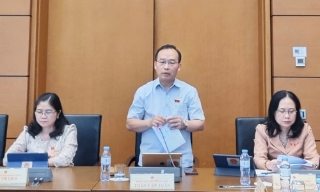 Đoàn đại biểu Quốc hội tỉnh Bắc Giang thảo luận ở tổ về dự thảo các Luật, nghị quyết