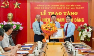 Trao tặng Huy hiệu 30 năm tuổi Đảng cho đảng viên Đảng bộ Ban Tuyên giáo và Dân vận Tỉnh ủy