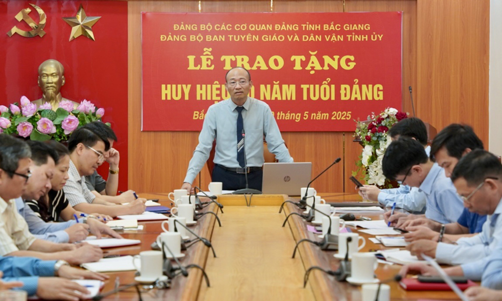  Nâng cao trách nhiệm đảng viên tiên phong học tập kỹ năng số