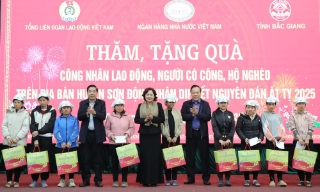 Thống đốc Ngân hàng Nhà nước Việt Nam Nguyễn Thị Hồng tặng quà Tết tại huyện Sơn Động