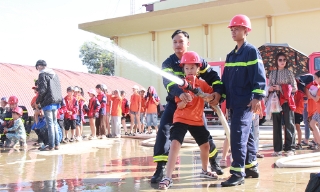 Tổ chức chương trình trải nghiệm tuyên truyền, thực hành chữa cháy