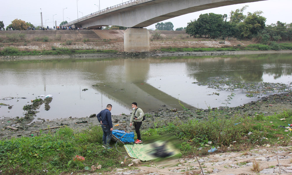  Tử vong trên sông Thương khi đi mò trai