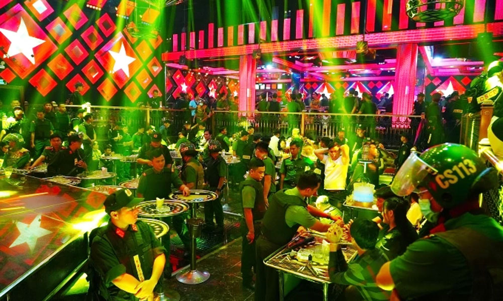  Hơn 300 cảnh sát đột kích "đại tiệc ma túy" trong quán bar