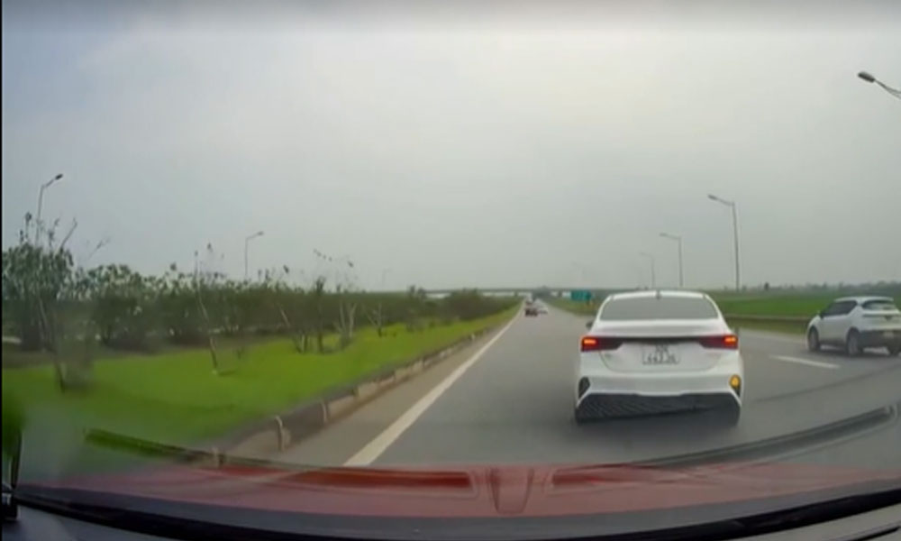  Ôtô đột ngột dừng trên cao tốc thử thách tài xế phía sau