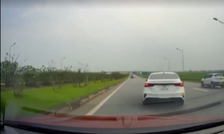 Ôtô đột ngột dừng trên cao tốc thử thách tài xế phía sau