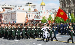 Đoàn Quân đội nhân dân Việt Nam tiến qua lễ đài duyệt binh Ngày Chiến thắng