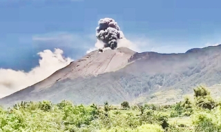 Núi lửa Philippines phun trào, nhả cột khói cao 4.500 m