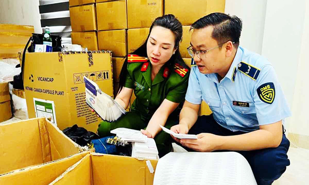  Bắt vợ chồng dược sĩ sản xuất hơn 100 tấn thực phẩm chức năng, thiết bị y tế giả